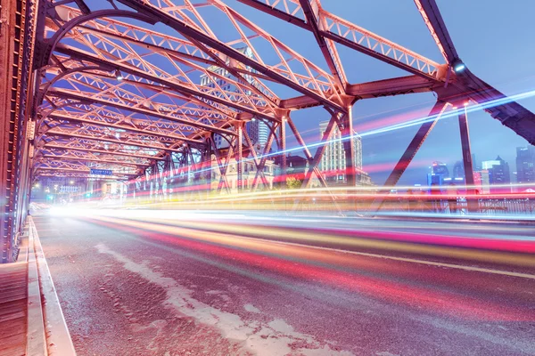 Semáforos nocturnos en el interior del puente Waibaidu de Shangai —  Fotos de Stock