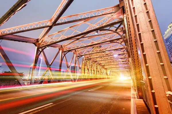 Semáforos nocturnos en el interior del puente Waibaidu de Shangai —  Fotos de Stock