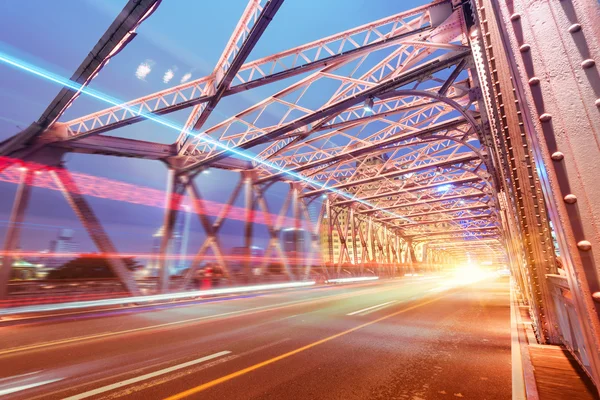 晚上交通灯内的上海外白渡桥 — 图库照片