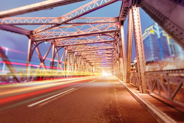 Semáforos nocturnos en el interior del puente Waibaidu de Shangai —  Fotos de Stock