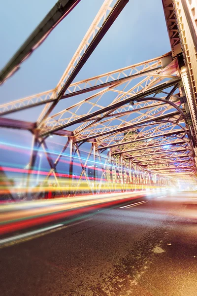 Semáforos nocturnos en el interior del puente Waibaidu de Shangai — Foto de Stock