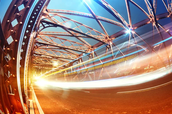 Semáforos noturnos dentro da Ponte Waibaidu de shanghai — Fotografia de Stock