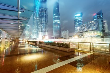 Şanghay'nın yeni Pudong bankacılık ve iş Soka binalarıyla