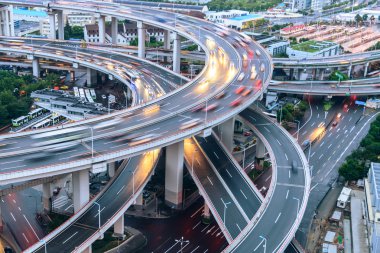 yükseltilmiş yol kavşağı ve Kavsak Üstgeçit geceleri shanghai