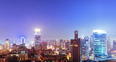 gece manzarası ile yansıma, güzel modern şehir Şanghay