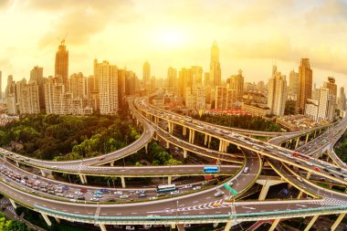 yükseltilmiş yol kavşağı ve Kavsak Üstgeçit geceleri shanghai