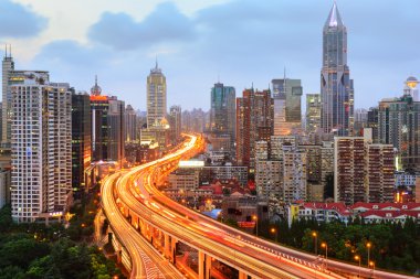 yükseltilmiş yol kavşağı ve Kavsak Üstgeçit geceleri shanghai