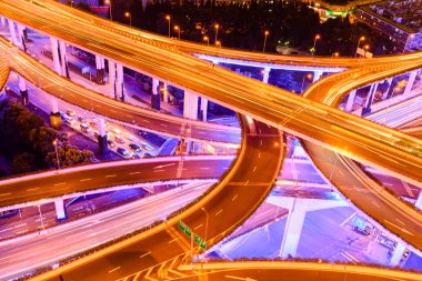 yükseltilmiş yol kavşağı ve Kavsak Üstgeçit geceleri shanghai