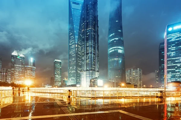 Şanghay'nın yeni Pudong bankacılık ve iş Soka binalarıyla