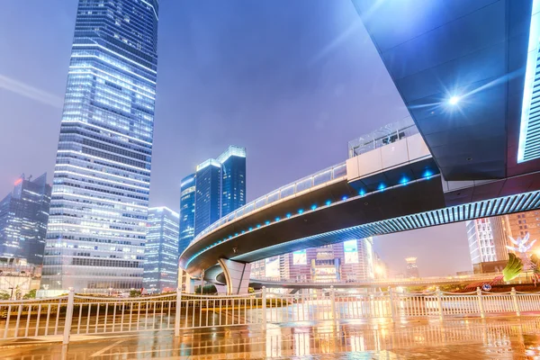 Höghus i Shanghais nya Pudong bank och business vattendistrikt — Stockfoto