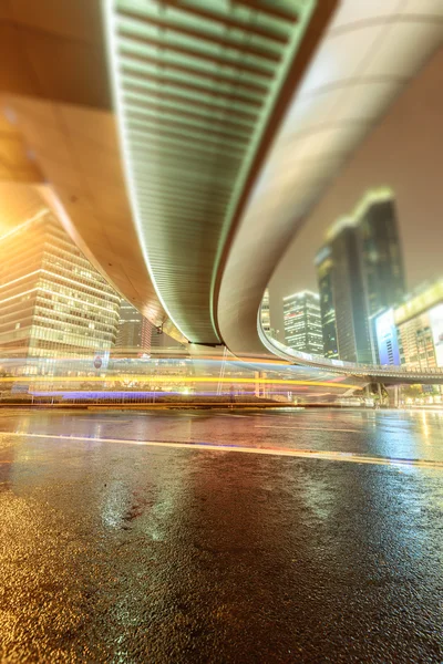 Les sentiers lumineux sur le fond du bâtiment moderne à Shanghai c — Photo