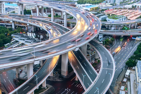 yükseltilmiş yol kavşağı ve Kavsak Üstgeçit geceleri shanghai