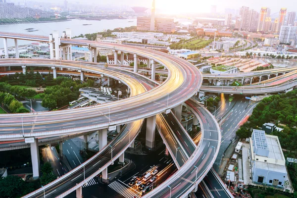 在晚上上海高架的路交界处和交汇处立交桥 — 图库照片