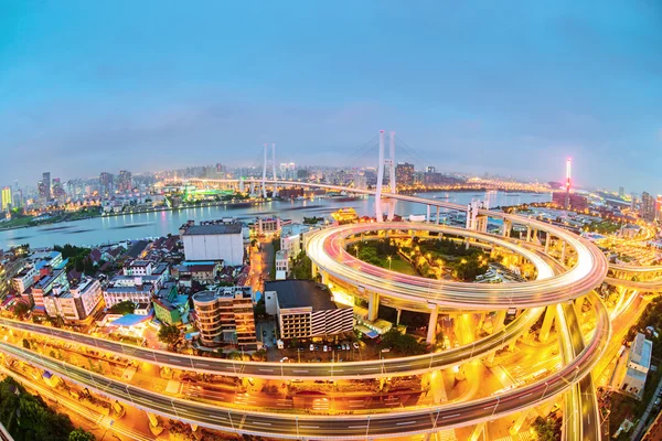 Shanghai förhöjda road junction och utbyter överfart på natten — Stockfoto