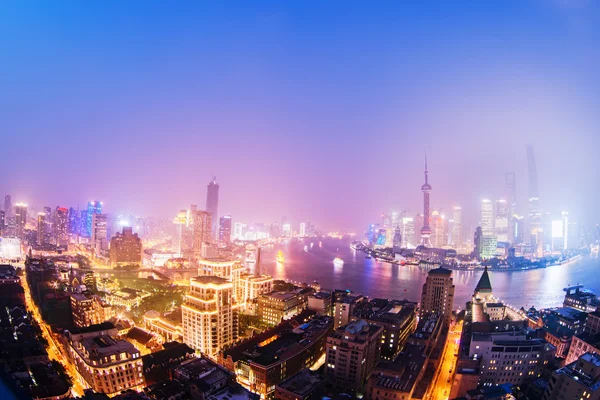 Natt Shanghais skyline med reflektion, vacker modern stad — Stockfoto