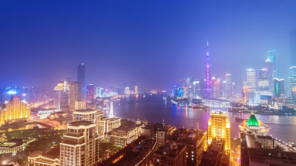 Noche shanghai horizonte con reflexión, hermosa ciudad moderna — Foto de Stock