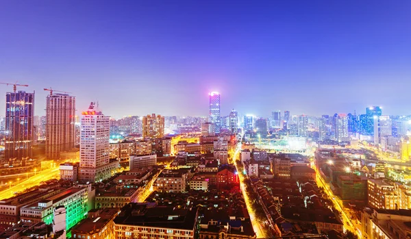 夜上海反射、美しい近代的な都市のスカイライン — ストック写真