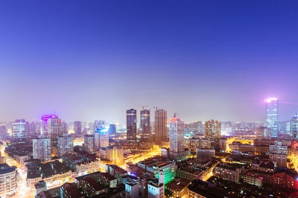 Shanghai nuit skyline avec réflexion, belle ville moderne — Photo