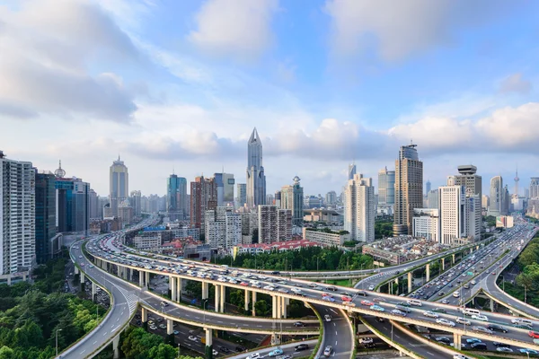 Shanghai erhöhte Straßenkreuzung und Autobahnüberführung in der Nacht — Stockfoto