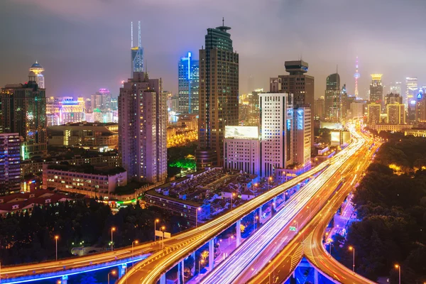 高架道路ジャンクション、インターチェンジ陸橋夜上海します。 — ストック写真