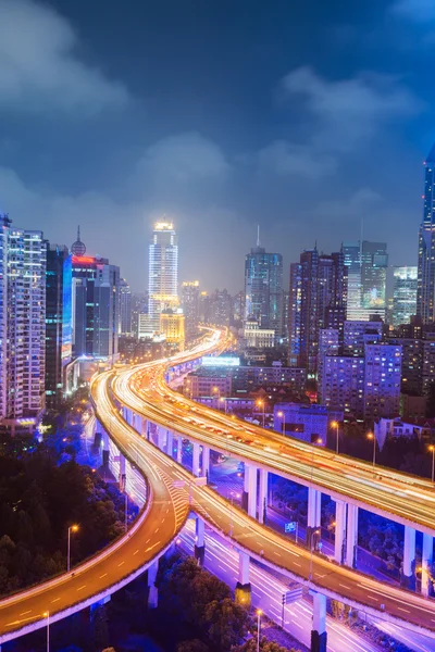 Shanghai carrefour routier surélevé et passage supérieur de l'échangeur la nuit — Photo