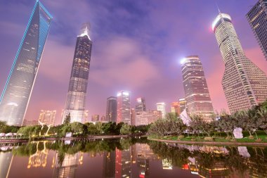 Şanghay'nın yeni Pudong bankacılık ve iş Soka binalarıyla
