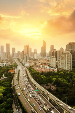 yükseltilmiş yol kavşağı ve Kavsak Üstgeçit geceleri shanghai