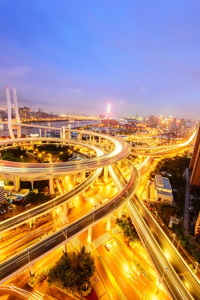 Shanghai erhöhte Straßenkreuzung und Autobahnüberführung in der Nacht — Stockfoto