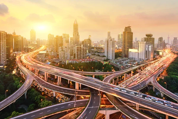 yükseltilmiş yol kavşağı ve Kavsak Üstgeçit geceleri shanghai