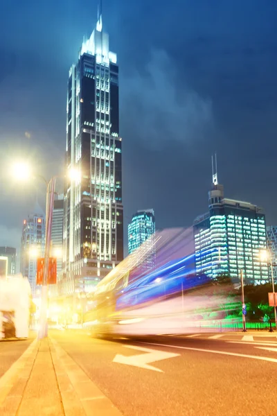 As trilhas de luz no fundo do edifício moderno em shanghai china — Fotografia de Stock