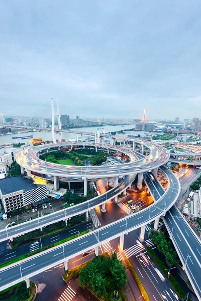 Shanghai erhöhte Straßenkreuzung und Autobahnüberführung in der Nacht — Stockfoto