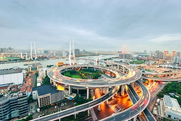 Shanghai erhöhte Straßenkreuzung und Autobahnüberführung in der Nacht — Stockfoto