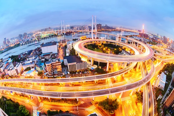 Shanghai elevado cruce de carreteras y puente de intercambio por la noche — Foto de Stock