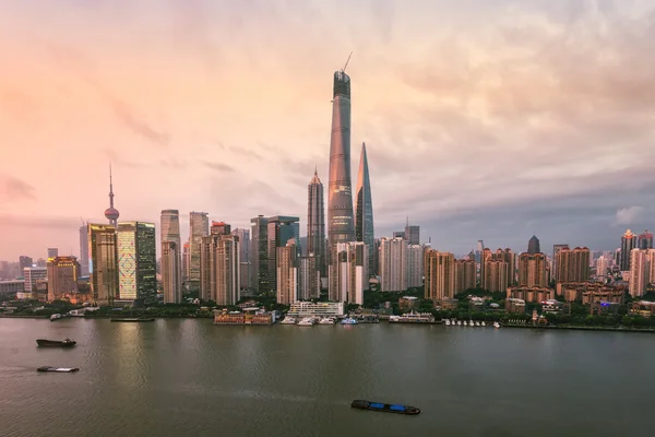 Moderne Stadt bei Sonnenaufgang, Shanghais Skyline — Stockfoto