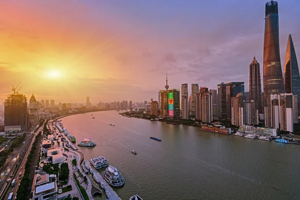 Ciudad moderna al amanecer, horizonte de Shanghai —  Fotos de Stock