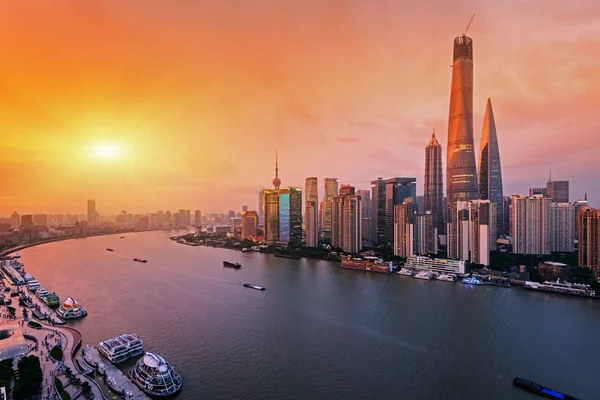 现代城市日出，在上海的天际线 — 图库照片