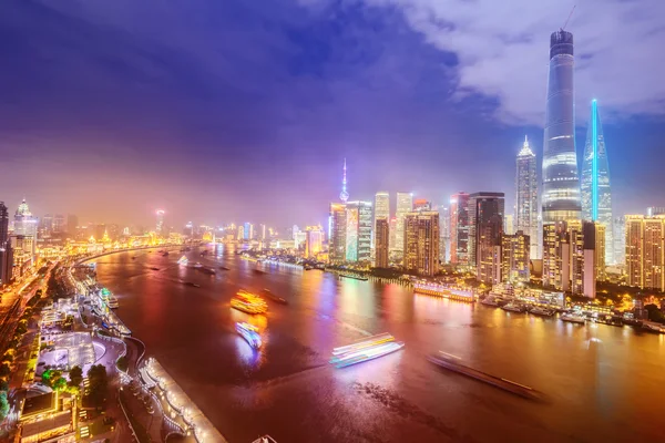 Natt Shanghais skyline med reflektion — Stockfoto