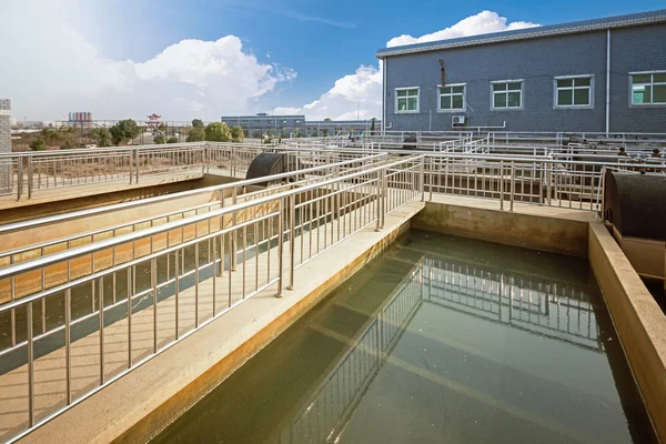 Moderna estação de tratamento de águas residuais urbanas. — Fotografia de Stock