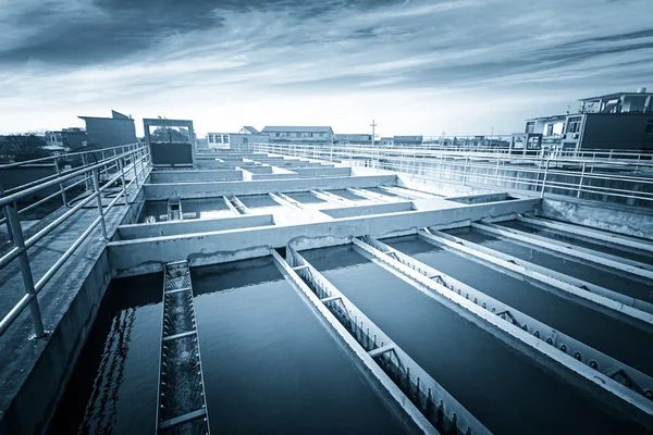 Moderna planta de tratamiento de aguas residuales urbanas. — Foto de Stock