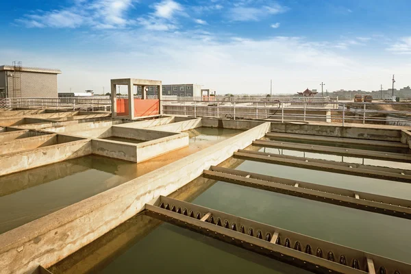 Moderna estação de tratamento de águas residuais urbanas. — Fotografia de Stock