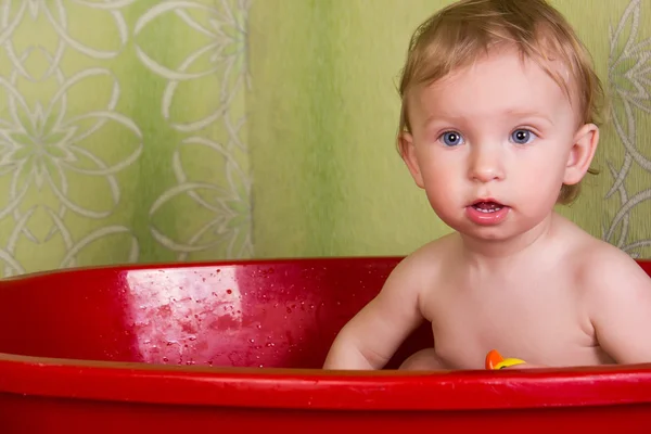 Красива маленька блондинка сидить у ванній — стокове фото