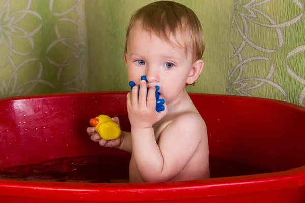 バスルームとかむおもちゃに座って美しい小さなブロンドの女の子 — ストック写真