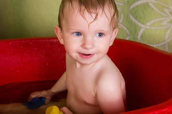 Linda menina loira sentada em um banho — Fotografia de Stock