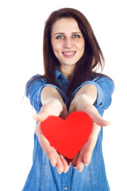 Sevgi ve beyaz arka plan üzerinde izole elinde kırmızı bir kalp tutan Sevgililer günü güzel esmer
