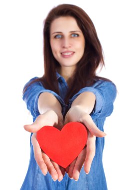 Sevgi ve beyaz arka plan üzerinde izole elinde kırmızı bir kalp tutan Sevgililer günü güzel esmer