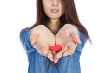 Sevgi ve beyaz arka plan üzerinde izole elinde kırmızı bir kalp tutan Sevgililer günü güzel esmer