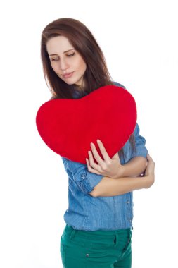 Sevgi ve beyaz arka plan üzerinde izole elinde kırmızı bir kalp tutan Sevgililer günü güzel esmer