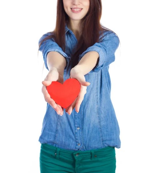 Kärlek och alla hjärtans dag vacker brunett håller ett rött hjärta i händer isolerad på vit bakgrund — Stockfoto