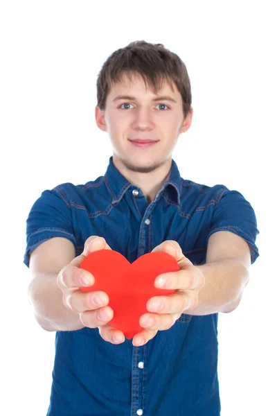 Vacker brunett mans holding ett rött hjärta, isolerad på vit bakgrund — Stockfoto