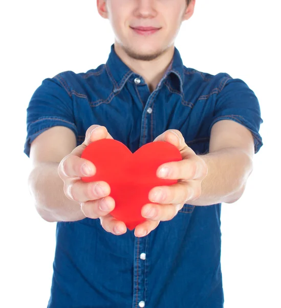 Uomo in piedi con un cuore rosso in mano, isolato su sfondo bianco — Foto Stock